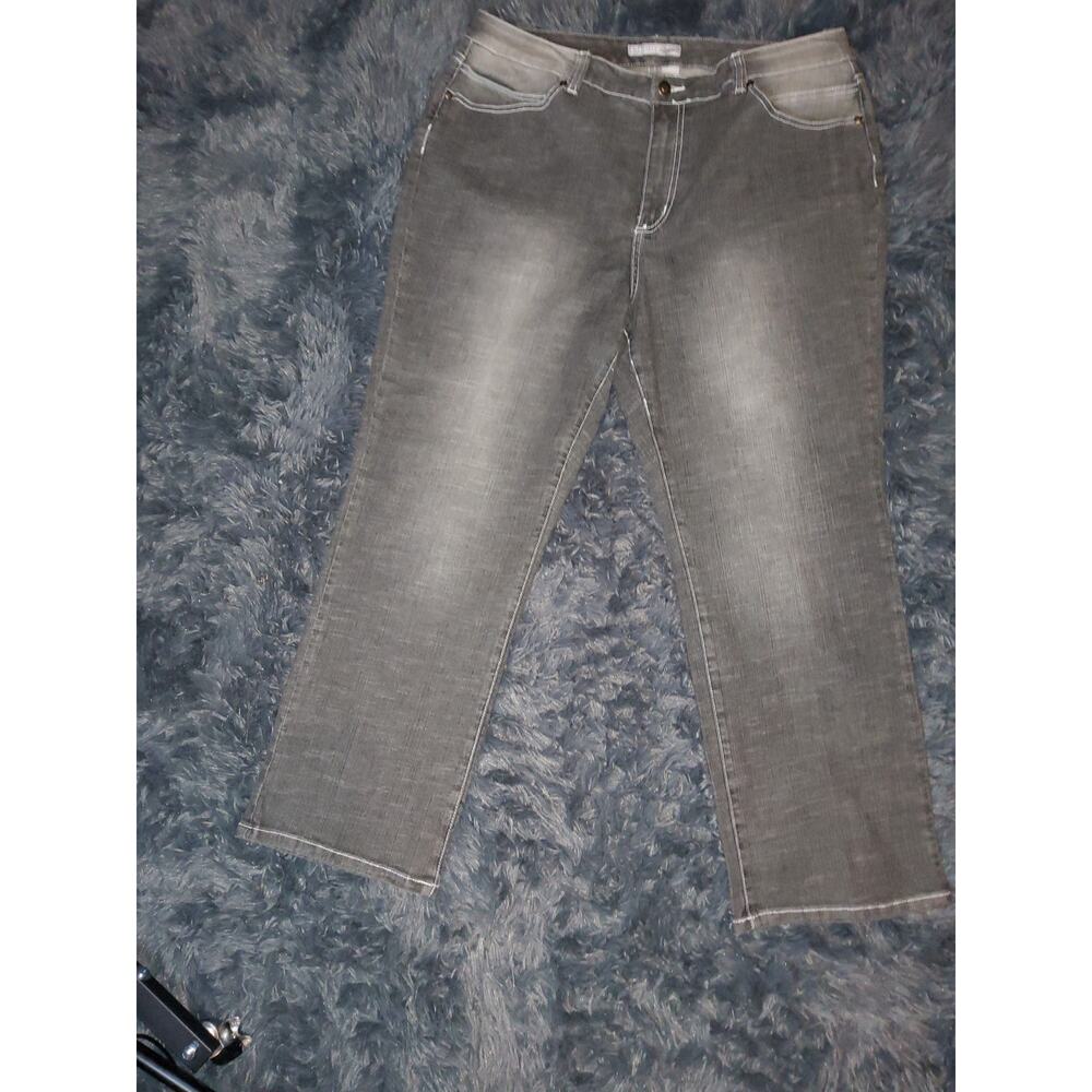 #323 New w/o Tags Chico's Platinum Callie Straight Leg Gray Jeans 3.5 Short